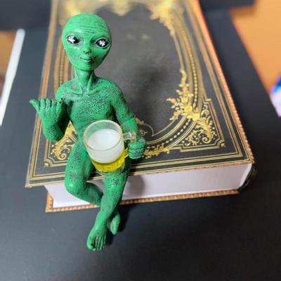 Funny Alien Statue Sculpture Garden Landscaping Yard Art Ornament Resin Beer Drinking Alien Sculpture Desktop Decoration