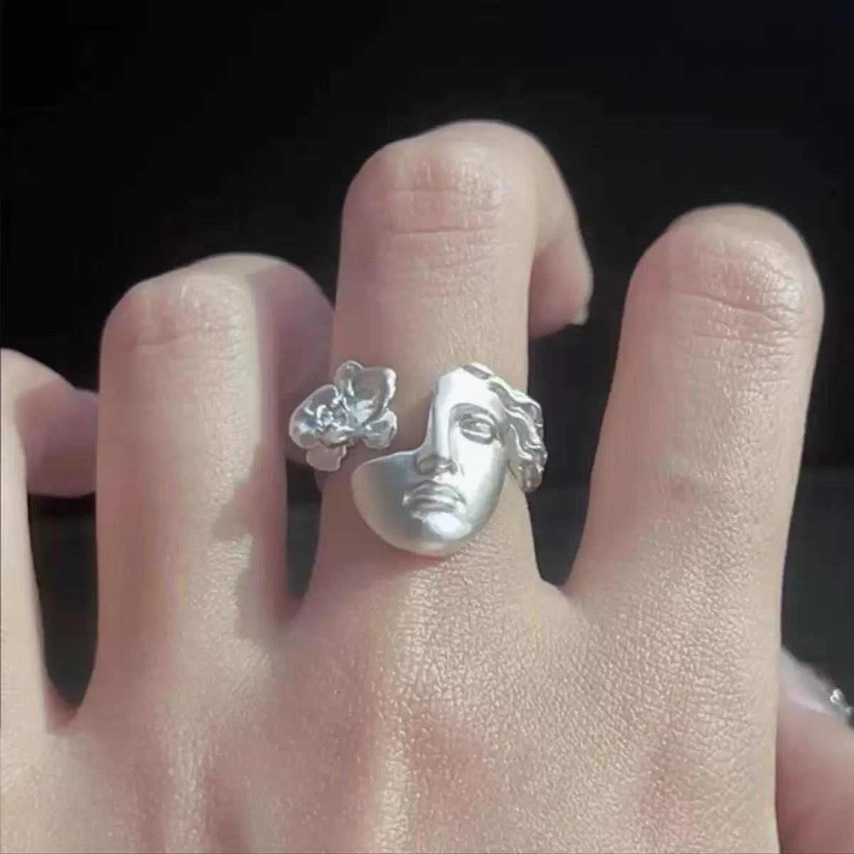 

Модні каблучки для жіночих прикрас срібний