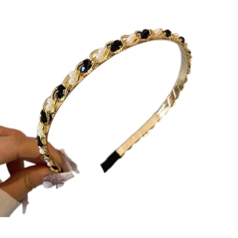 Elegantes handgefertigtes Perlenhaarband mit Kettenakzent