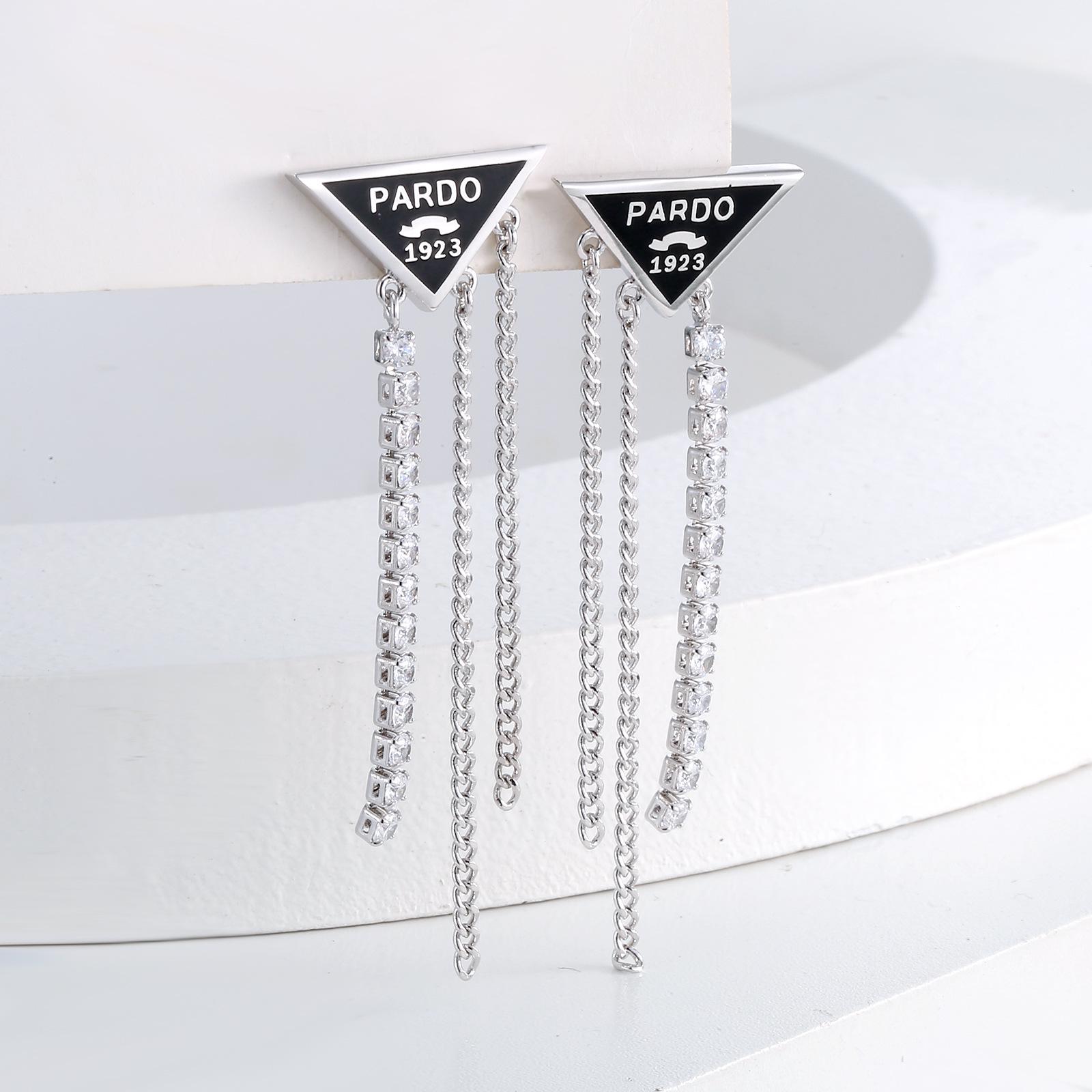 

Серьги-кисточки от кутюр: Стиль светской львицы с кубическим цирконием и серебряной иглой S925