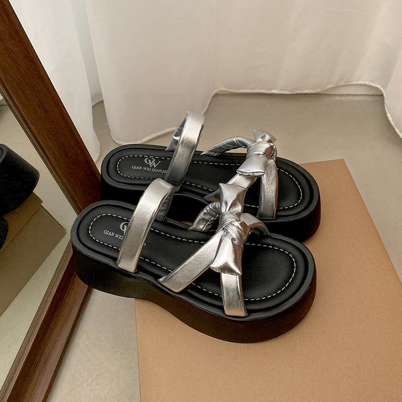

Internet celebrities popular versatile non-slip thick-soled slippers women s summer wear 2025 new white heightening cool slippers 40 серебряный