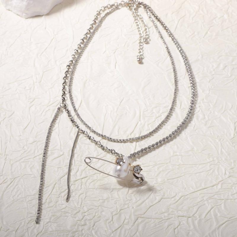 Vintage Asymetryczny Metalowy Naszyjnik Łańcuszkowy z Imitowanymi Perłami Wisiorek-Przypinka Łańcuszek na Szyję dla Kobiet Biżuteria Modowa