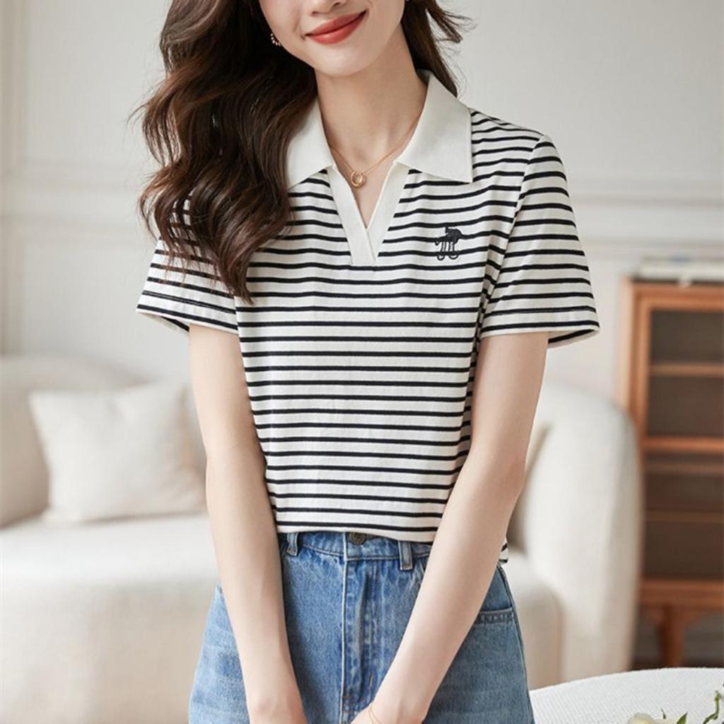 T-shirt pour femme à rayures Knight brodées, col rond, manches courtes, haut d'été polyvalent et décontracté avec rayures contrastées élégantes, lavable en machine