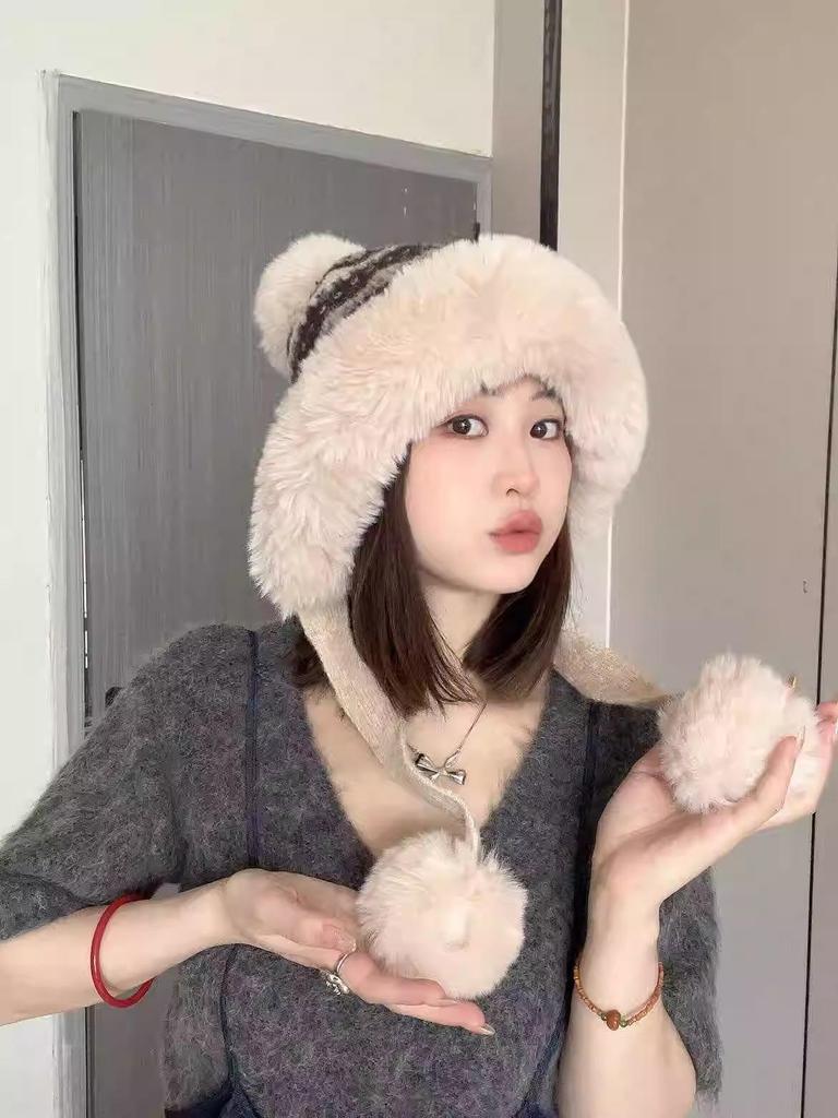 Damen Retro Ethno Stil Plüsch Strickmütze – Warm, Dick und Kältefest mit Süßem Bommel und Ohrenschutz für Herbst & Winter