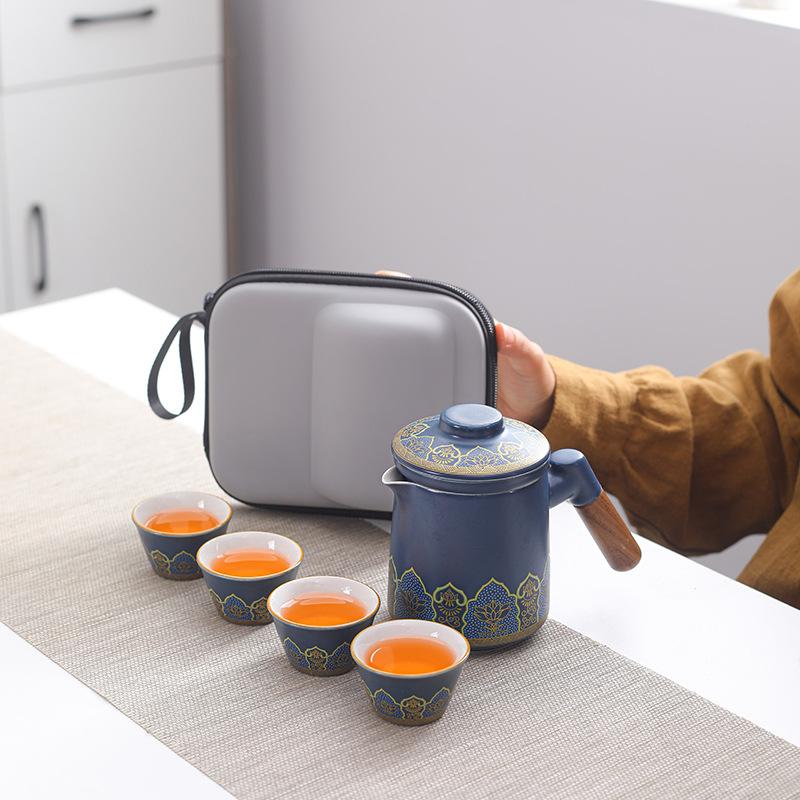 Cestovní čajová souprava jako firemní dárek, jedna konvička a čtyři šálky pro otce, bankovní klienty a jako luxusní suvenýr na firemní výroční schůzi