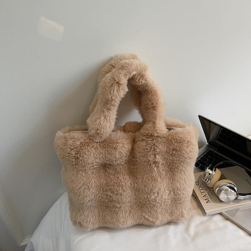 

Трендовая плюшевая сумка высокой стоимости 2025 новая мода пушистая портативная сумка-мессенджер большой вместимости для通勤 женская хаки