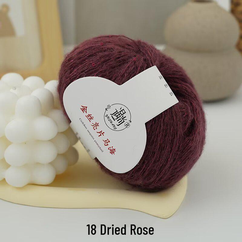 Goldfarbiges Pailletten-Mohair-Garn zum Selbermachen: Perfekt für das Handstricken von Schals, Stolen und Pullovern. Feine Flauschtextur.