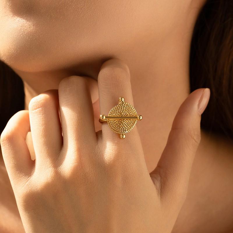 Stylový prsten na prst s plisovaným designem, pozlacený 18K zlatem - Odolný šperk, který nevybledne