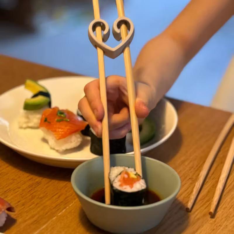 1pcs Heart-Shaped Chopsticks Assistance Tool Easy Food Picking For Beginners, Suitable For Noodles, Sushi, And More, Reusable