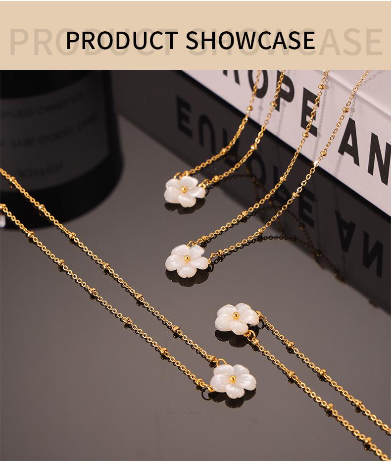 Collana Fiori di Pesco Stile INS: Oro 18K, Acciaio al Titanio, Elegante Catena per Clavicola, Gioielli di Lusso Leggero.