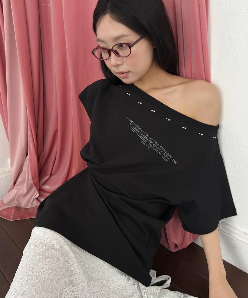CHICKS Studded Lineup Graphic One-Shoulder Short Sleeve Black