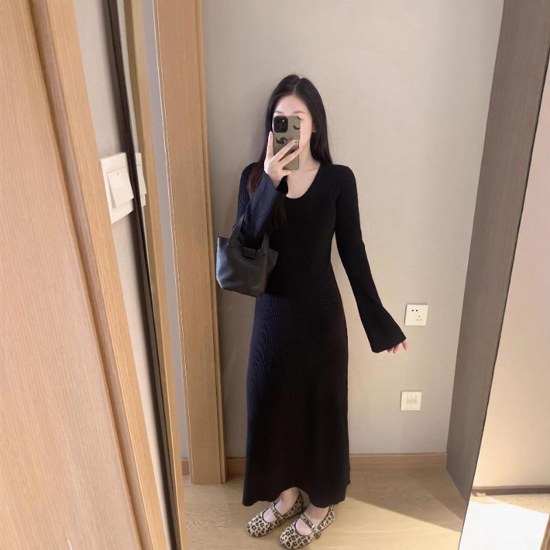 [] V-neck knitted dress, autumn and winter slim-fitting temperament, bottom flared sleeve sweater, long skirt