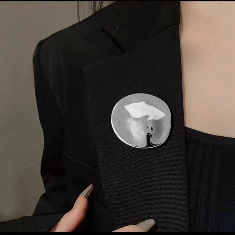 Minimalistyczna geometryczna metalowa duża okrągła broszka przypinka Trendowe akcesoria do garnituru Wyrazista biżuteria dla unisex mężczyzn kobiet