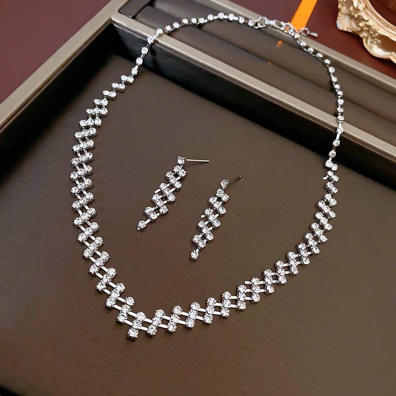 Set Colier și Cercei Geometrice cu Diamante Zirconiu - Bijuterii Elegante de Lux Ușor