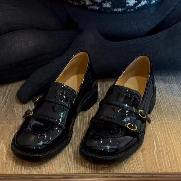 

Французские ретро резные лоферы женские 2025 новые на плоской подошве маленькие кожаные туфли британский стиль круглый носок одинарные туфли на одной педали 39