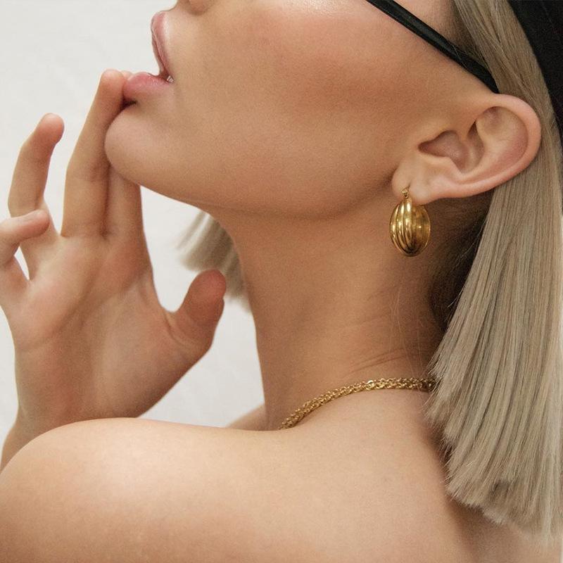 Nischen Design Einfach Messingbeschichtet 18K Gold Wickelkreis Kaltes Temperament Vielseitig Creolen Ohrstecker