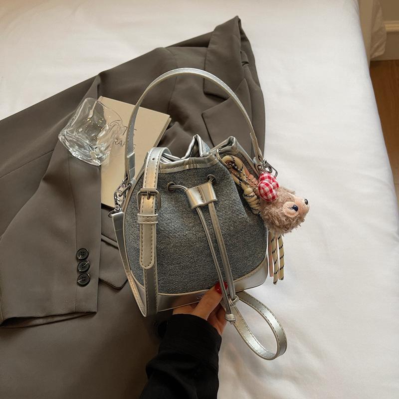 2025 Summer New Textured College Style Shoulder Bucket Bag Women's Large-capacity Pumping Belt Casual Simple Messenger Bag