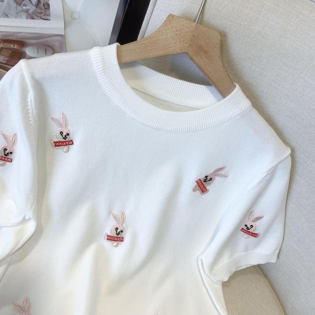 Damen Sommer Eis Seide Stricktop - Rundhalsausschnitt, Lockere Passform, Kaninchenstickerei, Kurze Ärmel