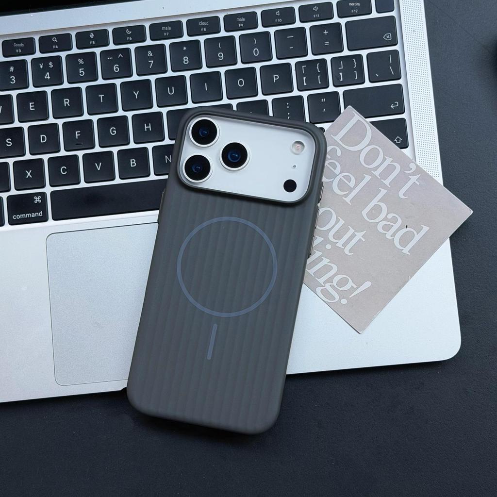 Corrugated Magnetic iPhone 17 Pro Max Skin-Feel PC Drop-Proof Protective Case