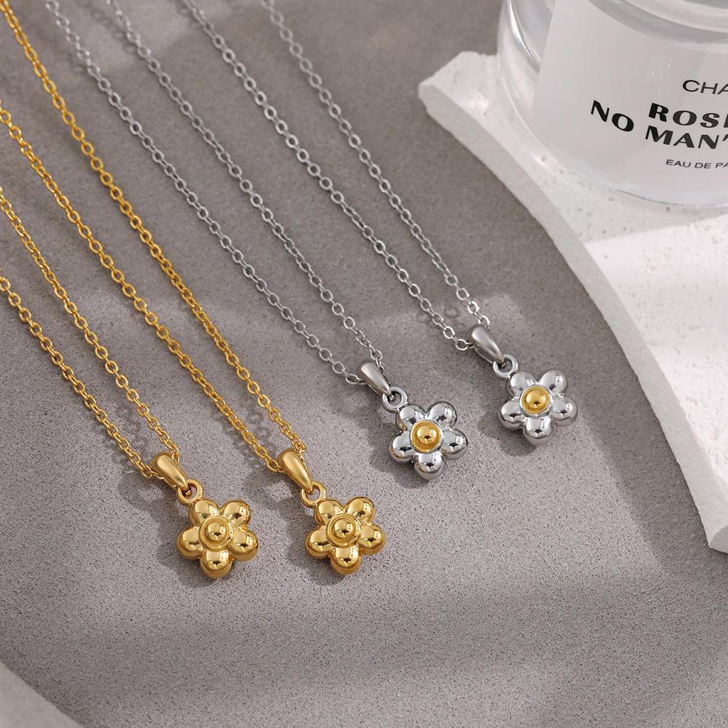 Korean Fashion Floral Titanium Necklace: Elegant Gold Clavicle Chain for Women
