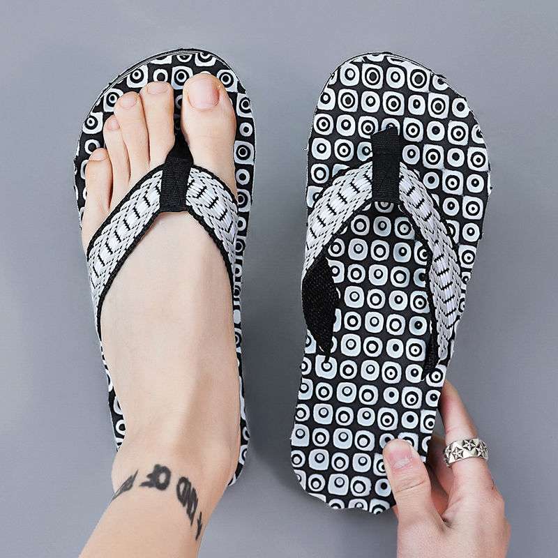 Summer New Personality Trend Korean Version of Men's Slippers Large Size Massage Flip-flops Casual Beach Slippers Vietnamese Sandals