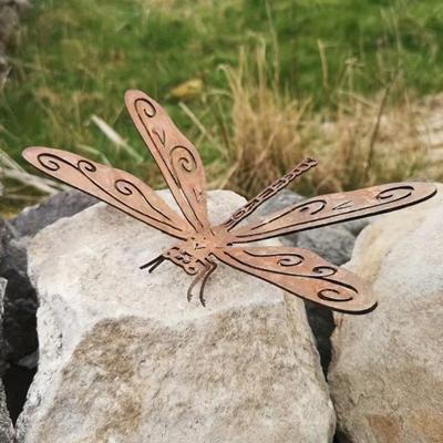 1/2/3 Pièces Décoration Libellule Rouillée Résistante aux Intempéries Statue Artistique Libellule en Métal 3D Ornement pour Mur de Clôture de Jardin Intérieur Extérieur Patio Arrière-cour