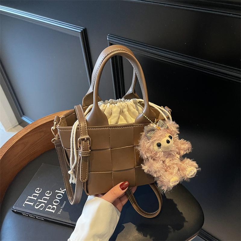 Woven portable bucket bag, women's new high-end fashion vegetable basket, shoulder messenger bag.