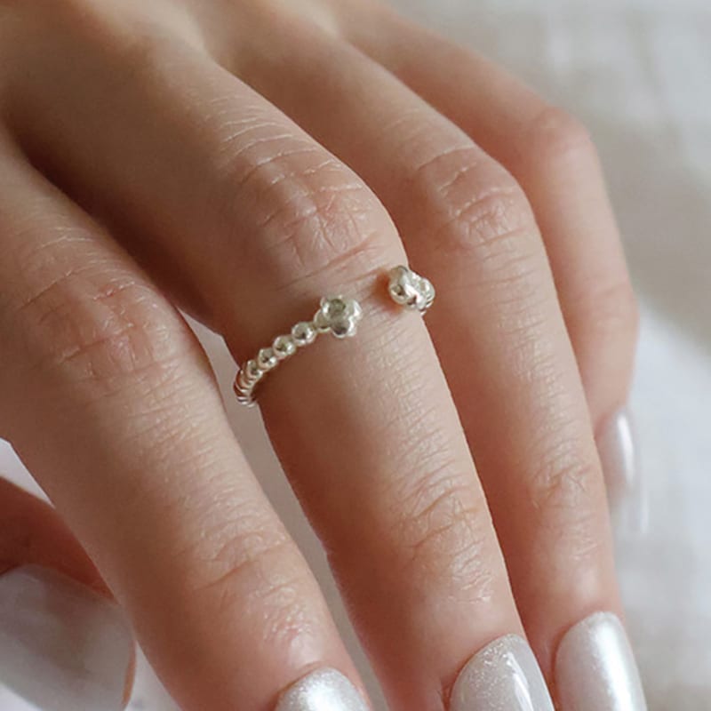 Monde Ligne Twinkle Clover Ring