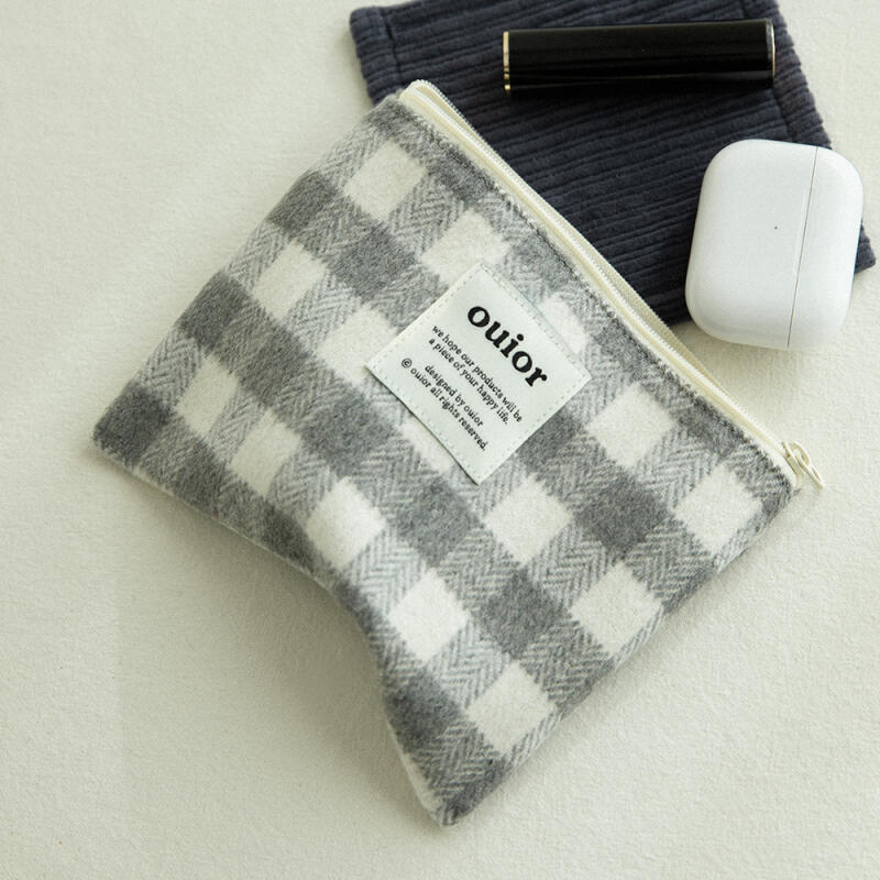

Flat Pouch _ Wool Check French Gray (M) french gray (M)