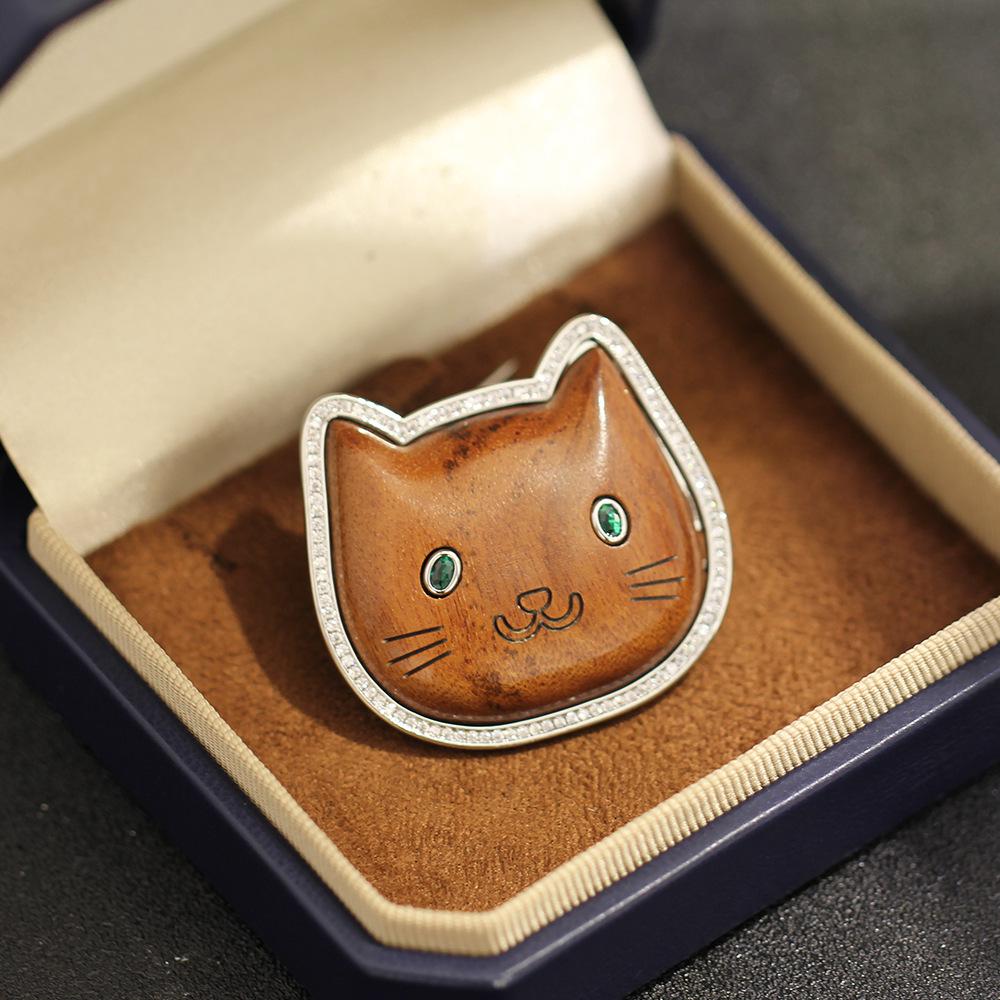 New Product Cute Versatile Wood Material Kitten Brooch Simple Cartoon Animal Cat Head Pin Coat Accessories Women