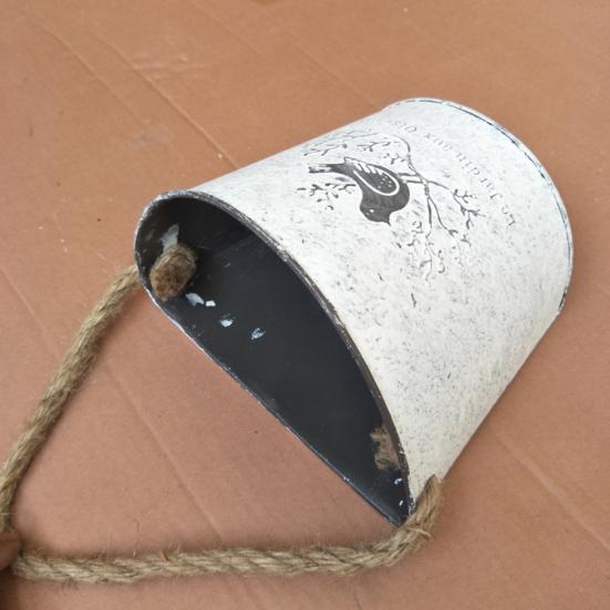 Metalowy kosz ścienny z kwiatami Dekoracja domu w stylu vintage Przenośna idylliczna wisząca doniczka z kutego żelaza do piekarni