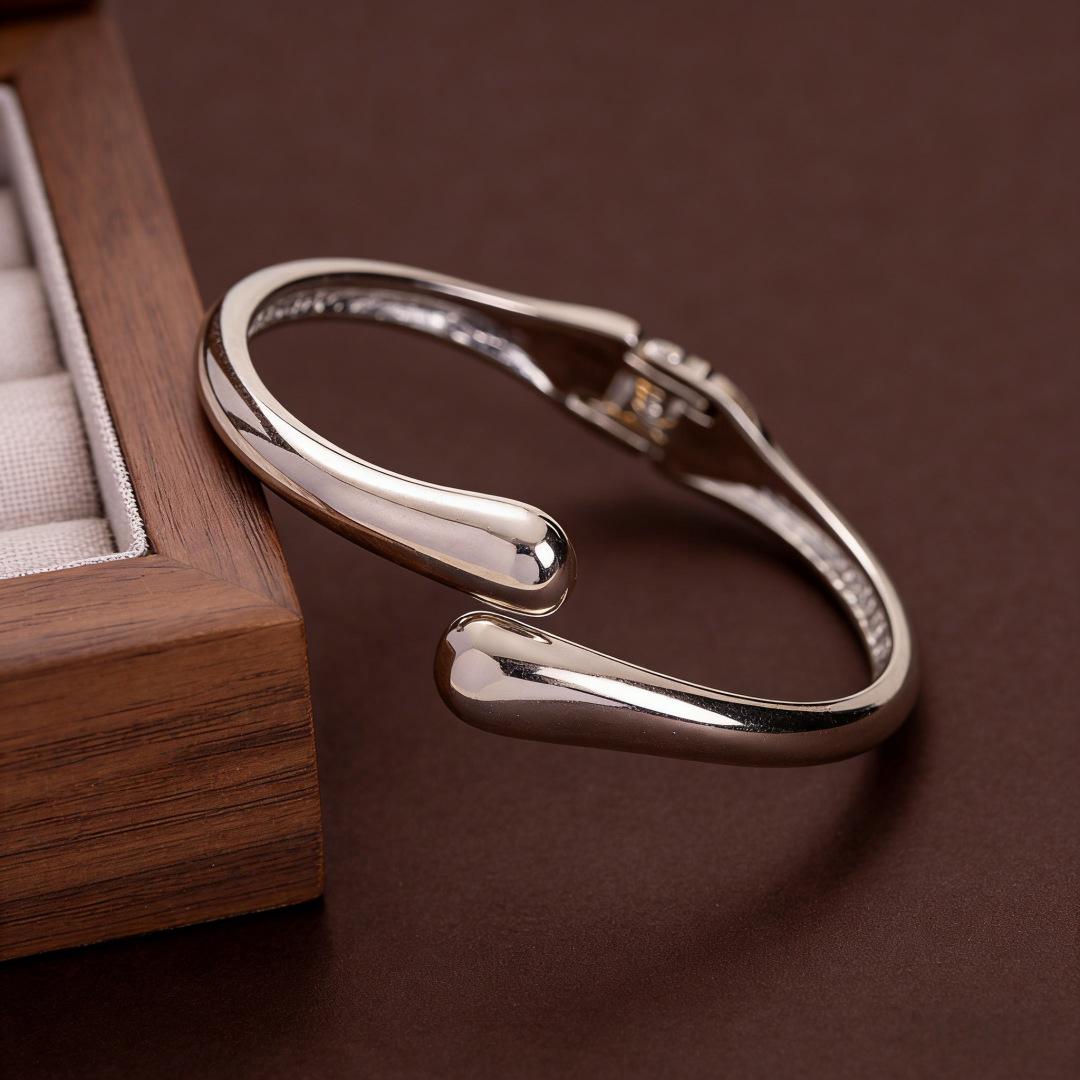 

Fashion Trend Temperament Bright Surface Bracelet Simple High-End Texture Bracelet Niche Wave Pattern Bracelet серебряный