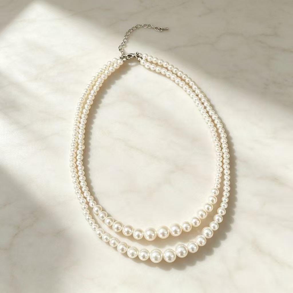 Elegant Retro Double-Layer Clavicle Necklace: Chic and Versatile Fashion Accessory for Commute and Formal Wear.