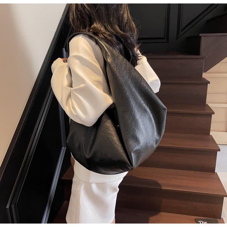 Damska torebka miejska na ramię o dużej pojemności na rok 2025 - Prosty, modny design