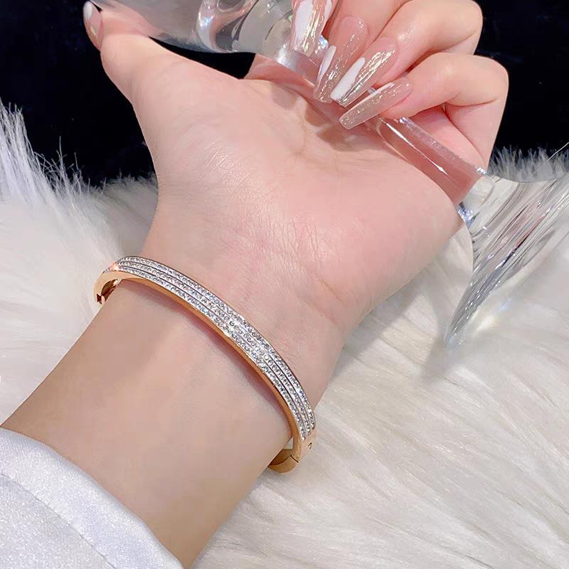 Hot-Selling Titanium Steel Luxury Bracelet Collection: Versatile Design