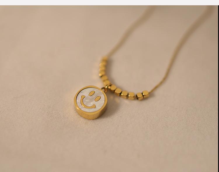 Live Broadcast Smiley Face Pendant Necklace, Fade-Resistant White Shell Titanium Steel, Luxury Light Clavicle Chain.