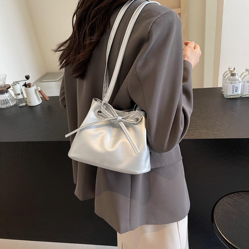 Einfache und modische Handtasche, modische Schultertasche im neuen Stil, schöne, lässige, trendige Unterarmtasche für den Sommer