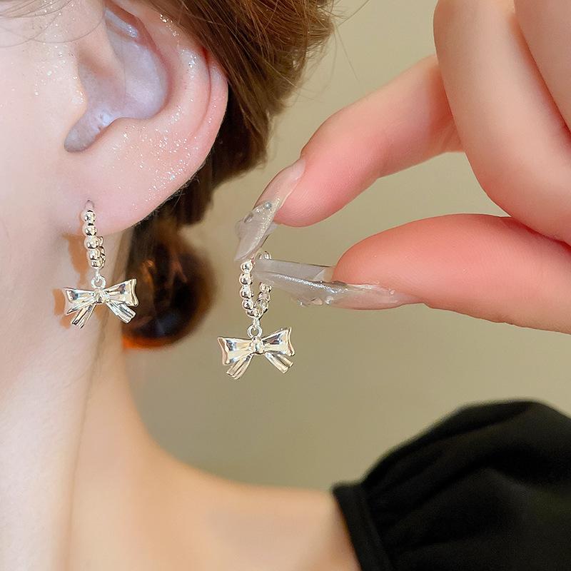 

Chic Geometric Metallic Bow Circle Ear Cuff Earrings for Fashion-Forward Women
