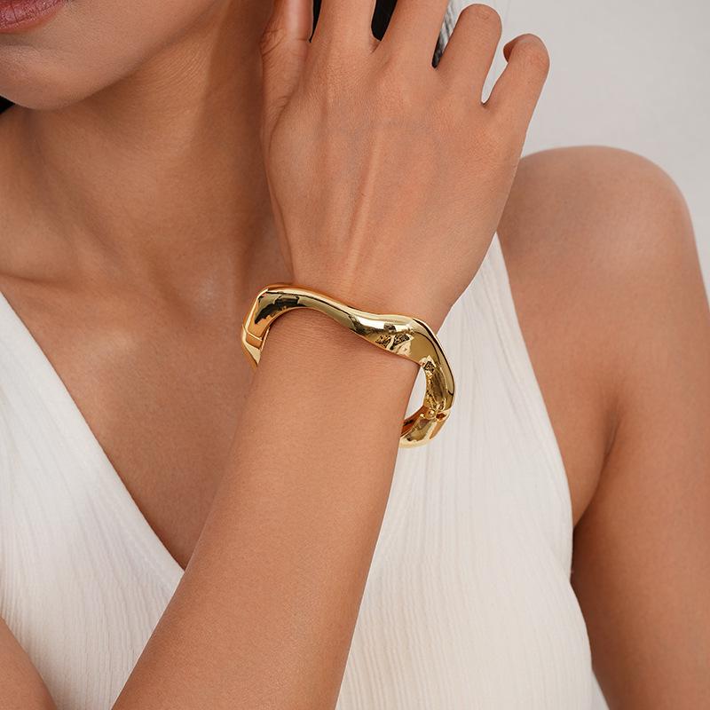 Interlocking Ring Open Bangle - European & American Light Luxury Design for Women