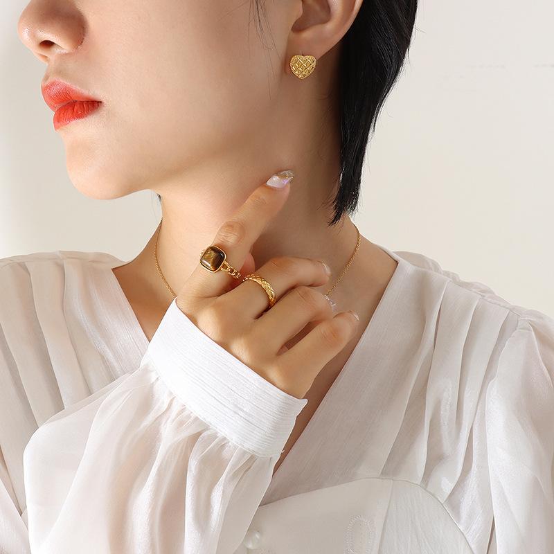 Stilvolles, modisches, kleines und vielseitiges Schmuckset mit Halskette und Liebesanhänger aus Titanstahl und vergoldeten Pfirsichherz-Ohrsteckern für Damen