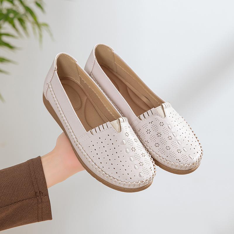 2026 Women's Loafers Comfortable Mother Shoes Slip-On Flats Breathable Ladies Casual Shoes for Daily Walking Plus Size 42