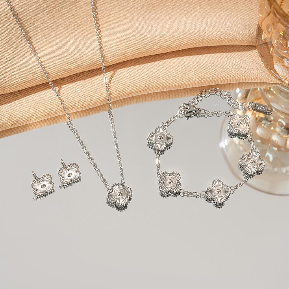 

Набор из 3 предметов: ожерелье, браслет и серьги из титановой стали, не выцветающий, двусторонний, в виде клевера