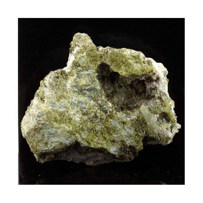 Pierres et Minéraux. Quartz à inclusions de Byssolite + Epidote. 903.0 ct. Envers de Chamrousse, Isère, France.