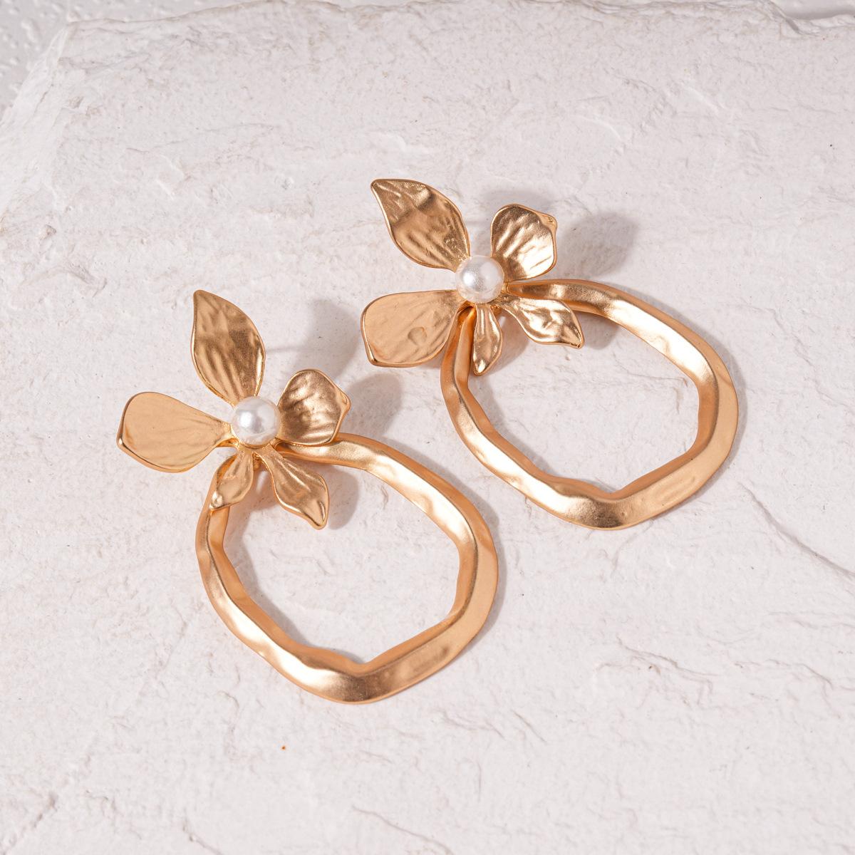 Цветочные полые плиссированные жемчужные серьги-гвоздики металлический ветер темперамент персонализированные серьги оптом