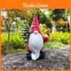 Festlig Tomtefigur i Harts som Håller Julgran Charmig Trädgårdsdekor