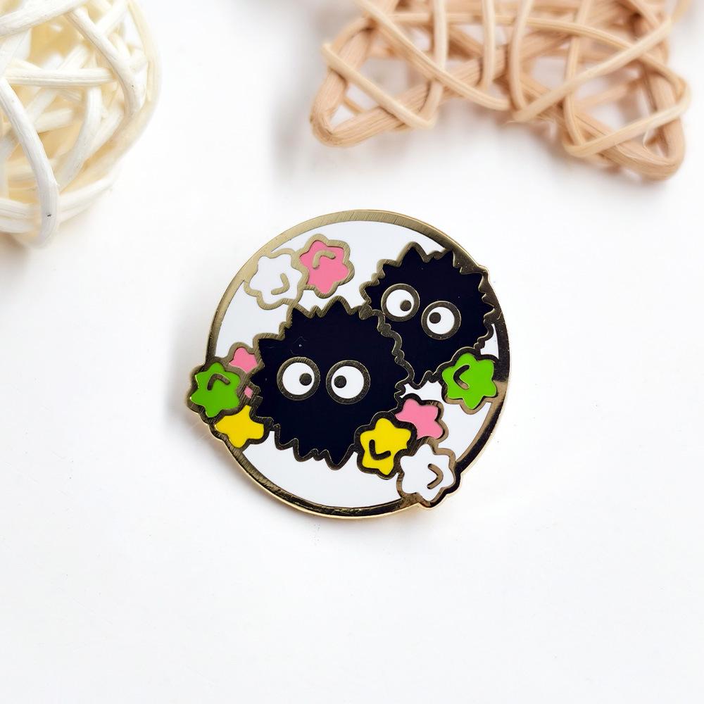 Creative Cartoon Soot Sprite Badge – Fun Dust Sprite Animation Accessory Gift for Fans чёрный