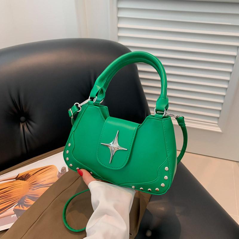 Трендовая черно-белая мини-сумка кроссбоди из полиуретана с шикарными деталями в виде звезд и заклепок зелёный