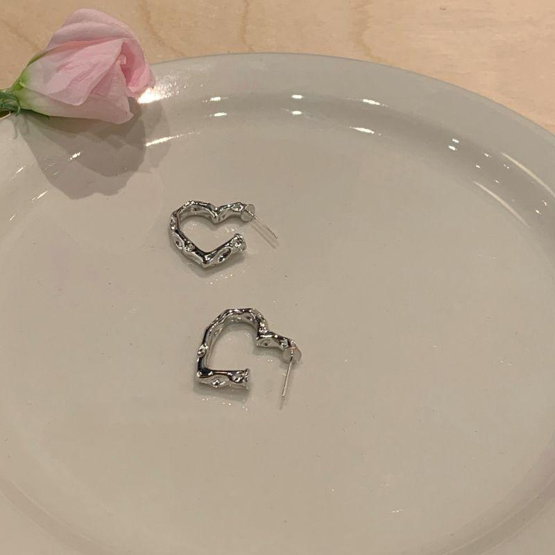 

Niche Design Metal Heart Ins Female Ear Ring Pair of 925 tremella needles
