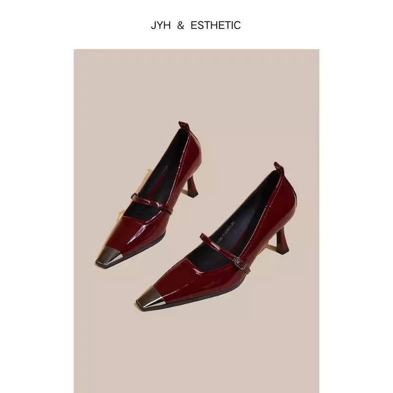 

Темпераментные туфли на высоком каблуке женские весна и осень 2025 новые металлические с острым носом на тонком каблуке с ремешком из лакированной кожи с мелким вырезом нишевые одинарные туфли 40 красный