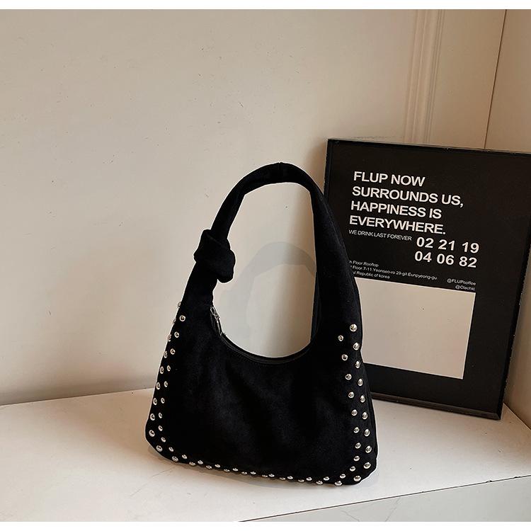 

Вместительная наплечная сумка женская 2025 осень и зима новый тренд европейский и американский стиль сумка под мышкой с заклепками повседневная сумка-тоут для поездок на работу чёрный